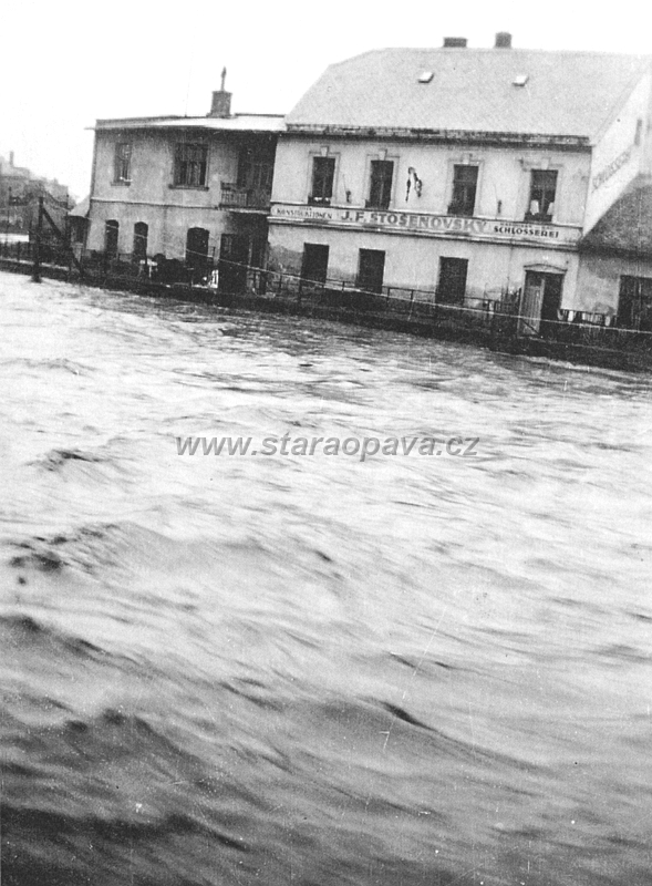 1940 (4).jpg - Povodně 1940 - budova firmy Stošenovský, dům dodnes stojí.